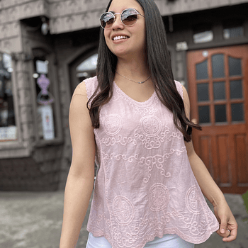 Polera bordada sin mangas rosada