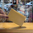 Tarjetero cuero mostaza