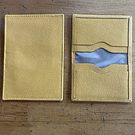 Tarjetero cuero mostaza