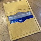 Tarjetero cuero mostaza