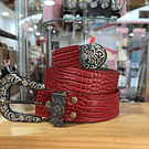 Cinturon cuero rojo cocodrilo textura 3,5 cms ancho con puntera