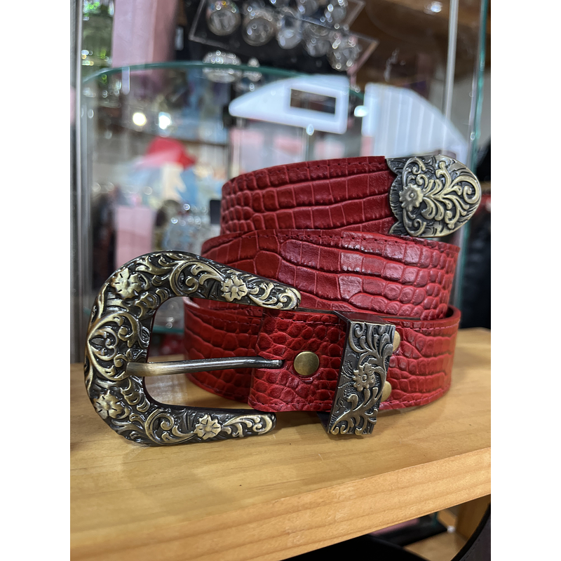Cinturon cuero rojo cocodrilo textura 3,5 cms ancho con puntera