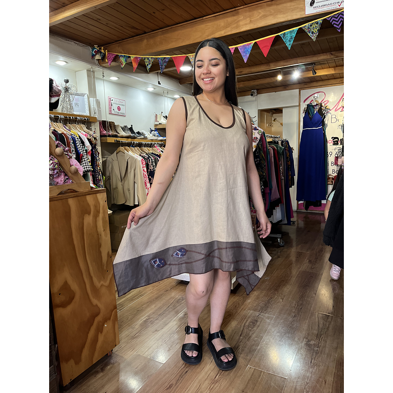 Vestido corto kisu asimétrico lino crudo café