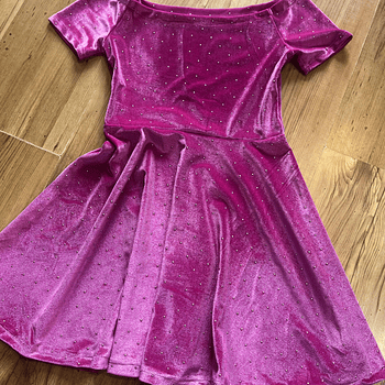 Vestido niña sin hombros velvet fucsia strass