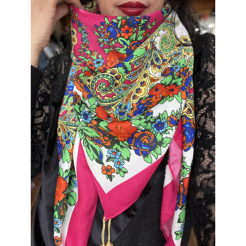 Pañuelo borlas 120*120 cms fucsia floral blanco verde 