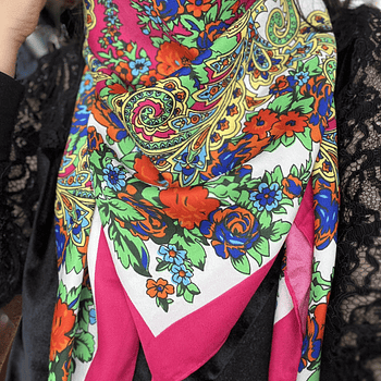 Pañuelo borlas 120*120 cms fucsia floral blanco verde 