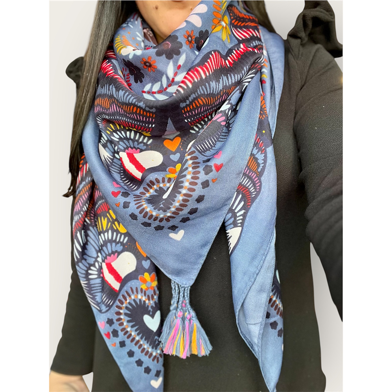 Pañuelo borlas 130*130 cms gris azulado corazones multicolor