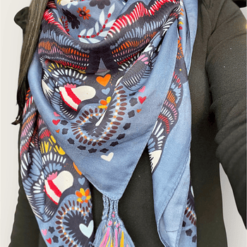 Pañuelo borlas 130*130 cms gris azulado corazones multicolor