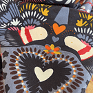 Pañuelo borlas 130*130 cms gris azulado corazones multicolor