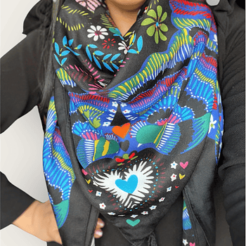 Pañuelo borlas 130*130 cms negro corazones multicolor