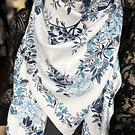 Pañuelo seda 130*130cms blanco floral azul