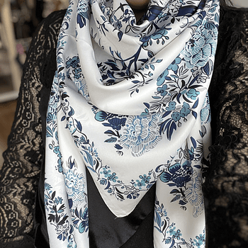 Pañuelo seda 130*130cms blanco floral azul
