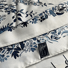 Pañuelo seda 130*130cms blanco floral azul
