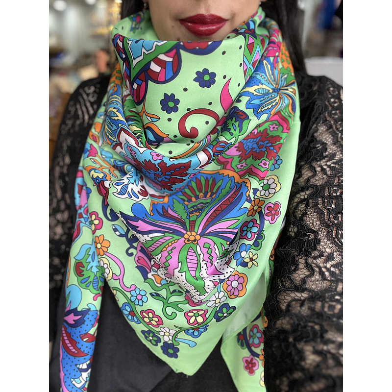 Pañuelo seda 130*130 cms verde diseño multicolor