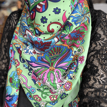 Pañuelo seda 130*130 cms verde diseño multicolor