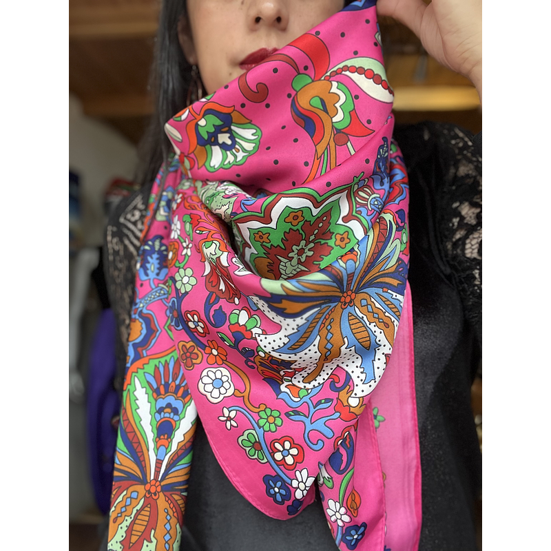 Pañuelo seda 130*130 cms fucsia diseño multicolor