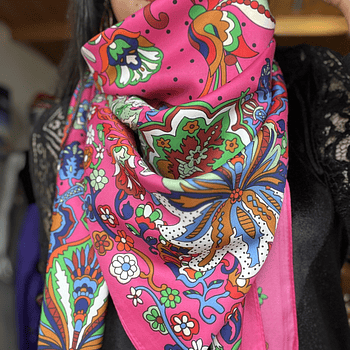 Pañuelo seda 130*130 cms fucsia diseño multicolor