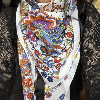 Pañuelo seda 130*130 cms blanco diseño multicolor