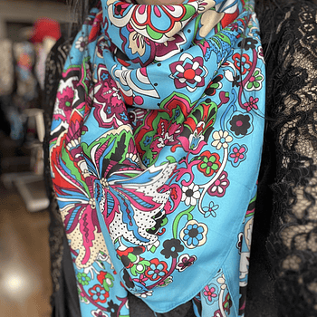 Pañuelo seda 130*130 cms celeste diseño multicolor