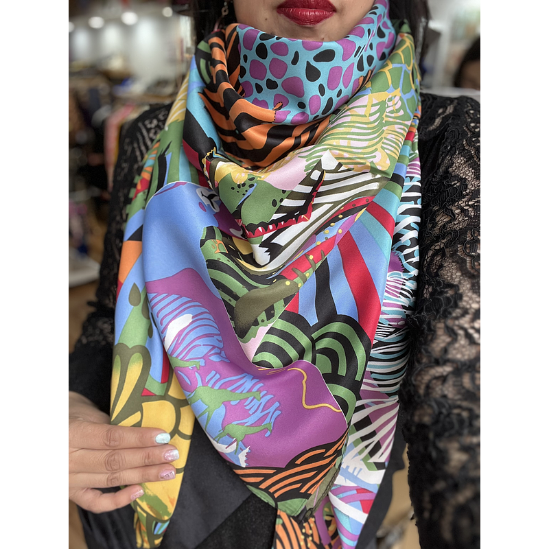 Pañuelo seda 130*130 cms morado diseño print