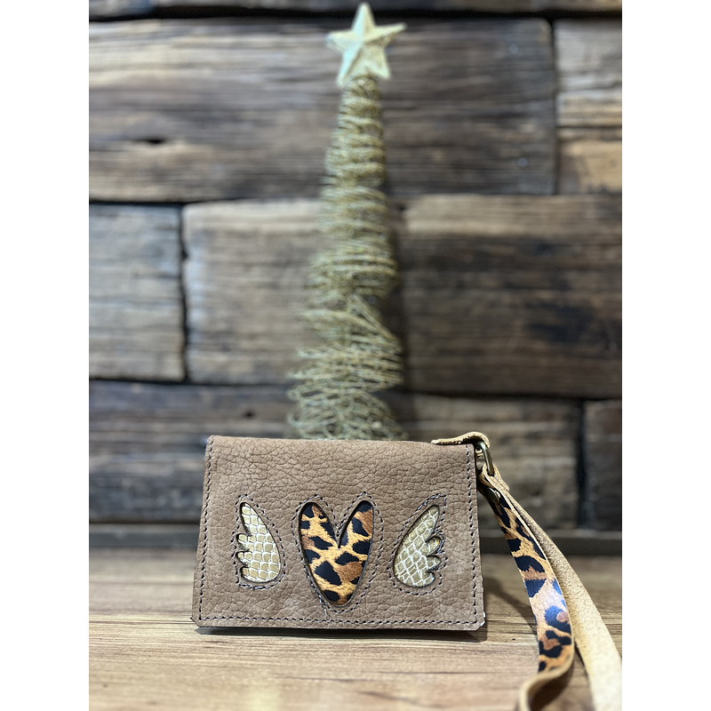 Billetera mini cuero corazon alado taupé leopardo 2 cuerpos
