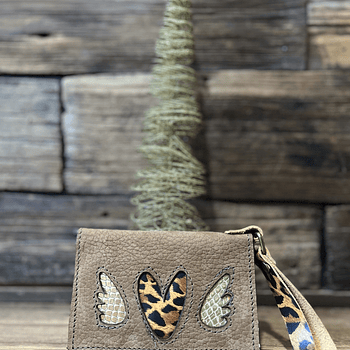 Billetera mini cuero corazon alado taupé leopardo 2 cuerpos