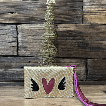 Billetera mini cuero corazon alado dorado fucsia 2 cuerpos