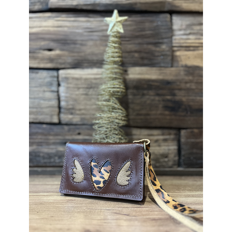 Billetera mini cuero corazon alado marron leopardo 2 cuerpos