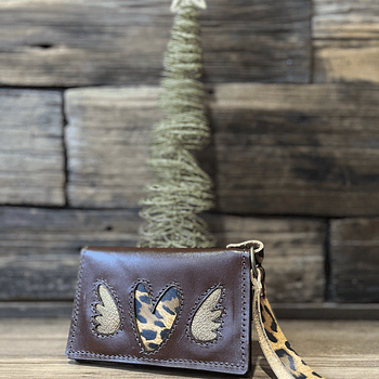 Billetera mini cuero corazon alado marron leopardo 2 cuerpos