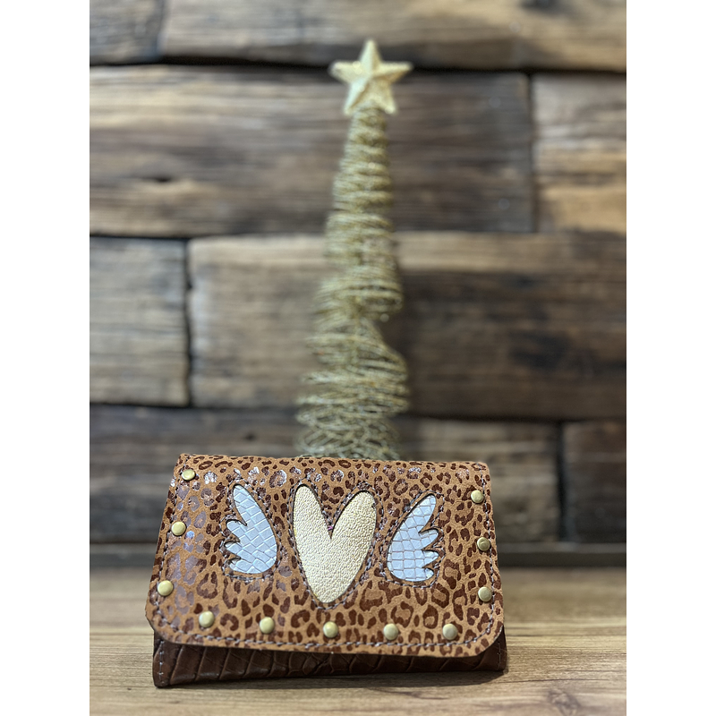 Billetera cuero corazon alado print camel dorado 3 cuerpos