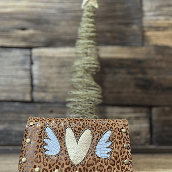 Billetera cuero corazon alado print camel dorado 3 cuerpos