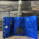 Billetera cuero corazon alado azul rey fucsia 3 cuerpos