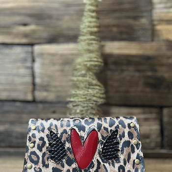 Billetera cuero corazon alado leopardo camel rojo 3 cuerpos