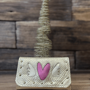 Billetera cuero corazon alado dorado fucsia 3 cuerpos
