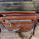 Cartera Lilas bandolera camel texturada con monedero