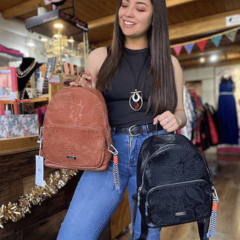 Mochila Lilas negro con bordado