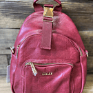 Mochila Lilas rojo con broche dorado