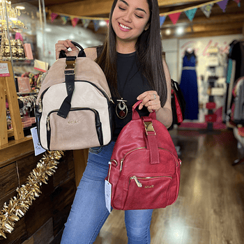 Mochila Lilas rojo con broche dorado