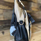 Mochila Lilas beige negro con broche dorado