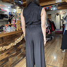 Enterito cruzado botones negro con bolsillos