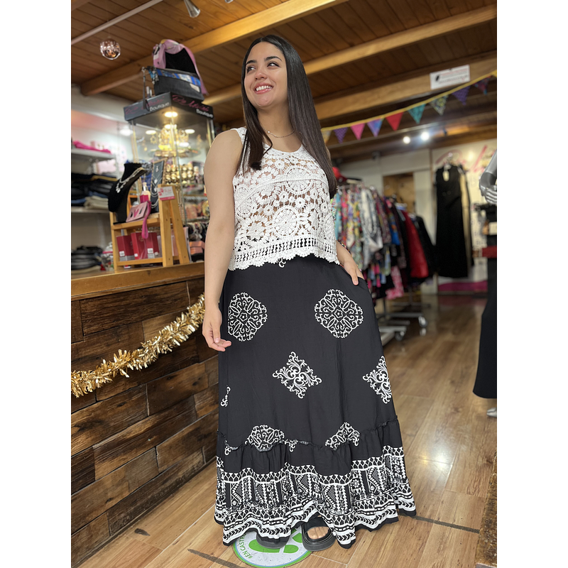 Maxi falda viscosa negro con estampado blanco