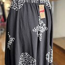 Maxi falda viscosa negro con estampado blanco