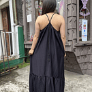 Maxi vestido nego detalles plateados escote en la espalda