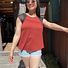 Polera Ultravioleta Olivia terracorta encaje negro algodón manga corta