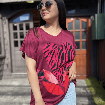 Polera Ultravioleta corazon burdeo fucsia cebra hojas algodon manga corta