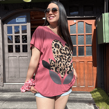 Polera Ultravioleta corazon Rosa Velvet leopardo  hojas algodon manga corta
