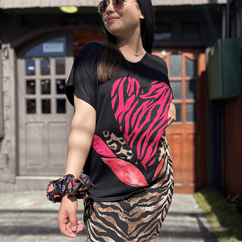 Polera Ultravioleta corazon negro fucsia cebra hojas algodon manga corta