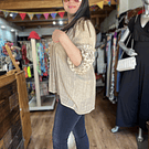 Blusa lino encaje beige manga globo