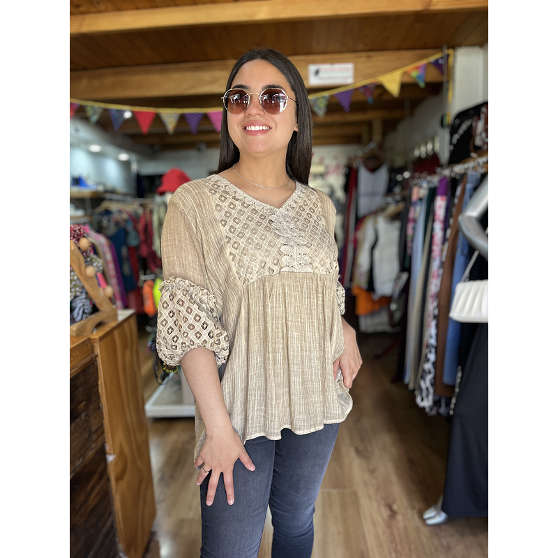 Blusa lino encaje beige manga globo