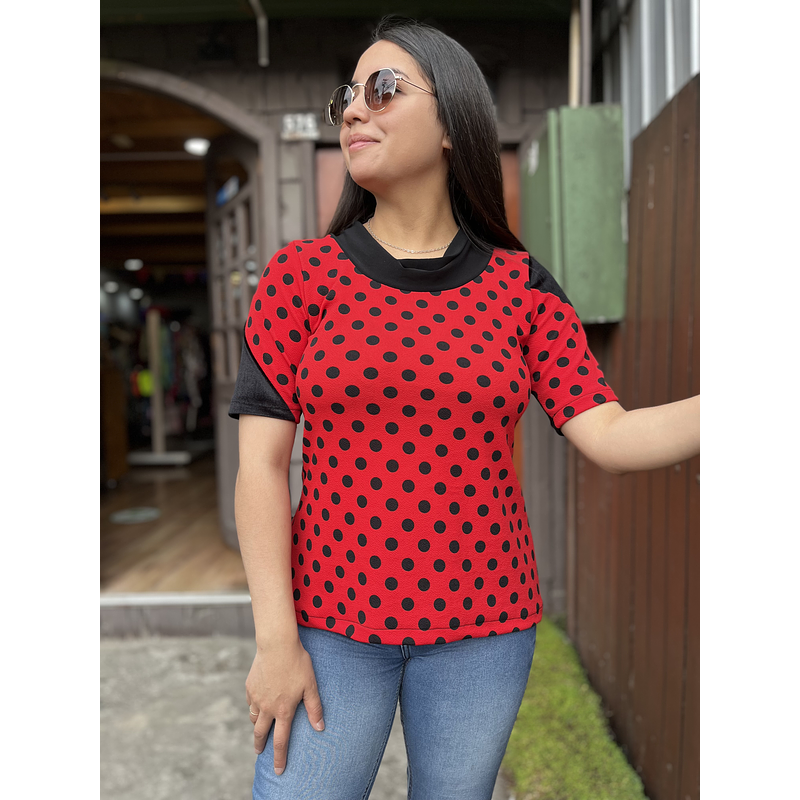 Polera Sofia lunares rojo y negro manga corta